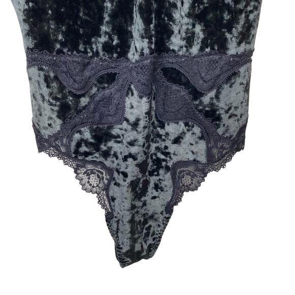 VICTORIA SECRET Green Crushed Velvet Kimono (XS/S)  & Velvet Lace Bodysuit (S) - Picture 6 of 10